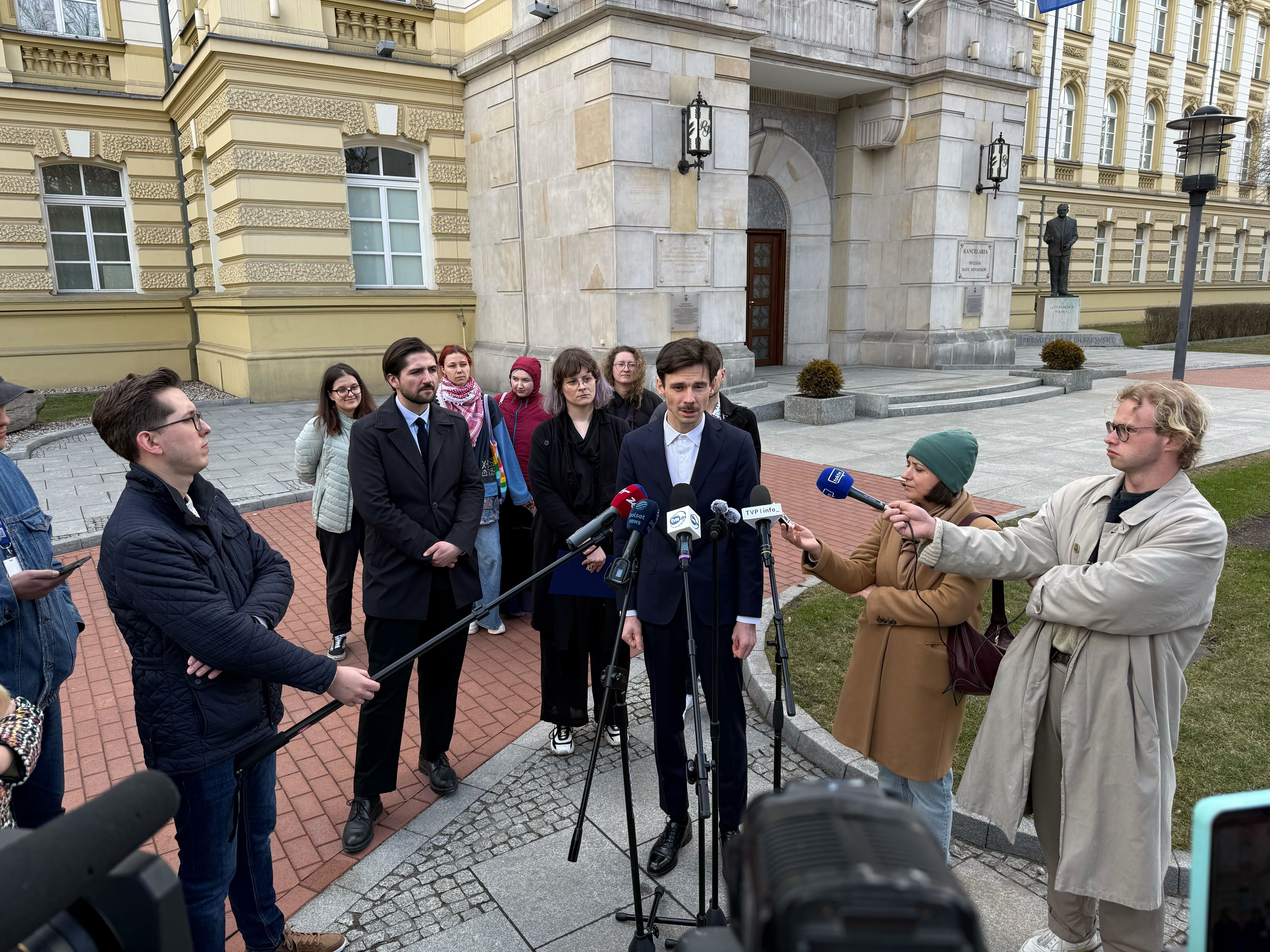 TSUE, NSA i WSA jednym głosem: urzędy mają obowiązek dokonywać transkrypcji zagranicznych aktów małżeństwa parom osób tej samej płci